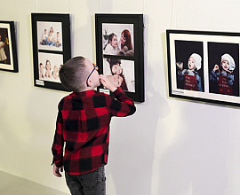 «Традиции – дело семейное»: фотовыставка Школы креативных индустрий в АОДНТ 