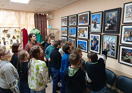 «Жизнь оленеводов и охотников»: в Белогорске открылась передвижная фотовыставка АОДНТ