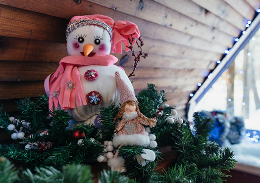 «Новогодние фантазии»: ёлочные игрушки областного конкурса АОДНТ украсили резиденции русского и эвенкийского Деда Мороза  