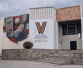 «Zа Победу!»: на фасаде Амурского областного Дома народного творчества появились символы Z и V в поддержку российской армии