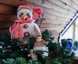 «Новогодние фантазии»: ёлочные игрушки областного конкурса АОДНТ украсили резиденции русского и эвенкийского Деда Мороза  